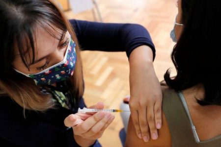 Covid: Chile starts fourth vaccine dose amid rise in cases